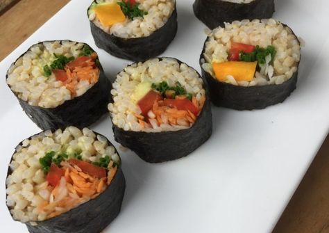 Brown Sushi Rice Recipe, Brown Rice Sushi Rolls, Brown Rice Onigiri, Vegetarian Sushi Recipes, Seaweed Rice Roll, Veggie Sushi Rolls, Brown Rice Sushi, Sushi Rice With Jasmine Rice, Vegetarian Picnic