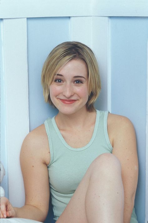 Allison Mack Chloe Sullivan Smallville, Kristin Kreuk Smallville, Small Celebrities, Chloe Sullivan, Allison Mack, Teen Pregnancy, Kristin Kreuk, Quotes By Authors, Smallville