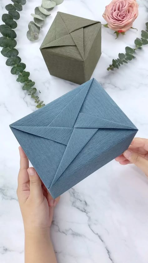 Instagram Folding Gift Wrap, Basic Gift Wrapping, Box Wrapping Ideas Diy, Diy Wrapping Paper Designs, Unique Gift Wrapping Christmas, Diy Gift Bags Paper, Wrapping Gift Ideas, Wrapping A Gift, Metallic Wrapping Paper