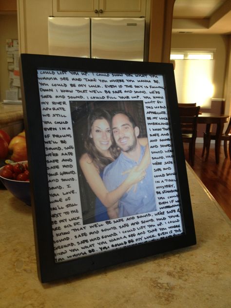 Song lyrics on mated picture frame. Picture With Song Lyrics Diy, Lyric Gift Ideas, Song Lyric Gift Ideas, Diy Picture Frames Crafts, Diy Photo Booth Frame, Write On Pictures, Christmas Gifts Diy Homemade, Quick Diy Gifts, Song Photo