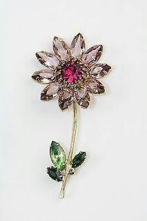 New brooch designs - Latest Jewellery Design for Women | Men online - Jewellery Design Hub Gaun Koktail, Vintage Jewelry Ideas, Motifs Perler, Antique Brooches, Rhinestone Flower, Fashion Jewelry Sets, Necklace Online, Vintage Jewels, Rhinestone Jewelry