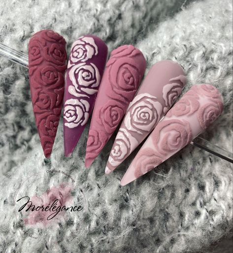 Purple Rose Nail Art, Rose Design Nail Art, Sweater Art Nails, Acrylic Nail Ideas Glitter, Purple Sweater Nails, Heart Sweater Nails, Nails Efecto Sueter, Sweater Effect Nails, Sweater Design Nails