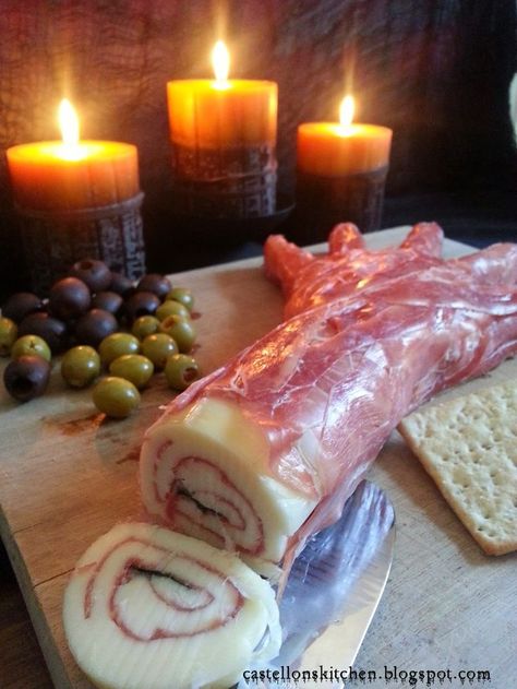 Castellon's Kitchen: Amputated Appetizer- Three Cheeses in Prosciutto: Snack Halloween, Creepy Halloween Food, Recetas Halloween, Diy Halloween Treats, Uhyggelig Halloween, Halloween Food Appetizers, Spooky Food, Halloween Party Snacks, Halloween Appetizers