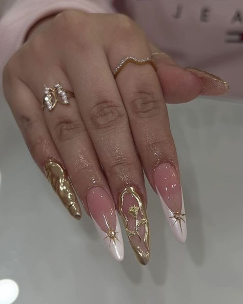 ig: nailsbyzairaa Bridgerton Aesthetic Nails, Gold Accent Nail Design, Bridgerton Nails Ideas, Grad Nail Ideas, Gold And Red Nails, Red Nails Gold, Bridgerton Nails, Nude Nail Art, Pointy Nails