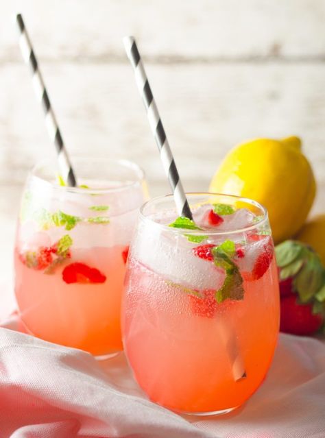 Lemon Love: 14 Lemon Flavored Recipes - A Wonderful Thought Mint Lemonade Recipe, Infused Lemonade, Nonalcoholic Drinks, Sparkling Lemonade, Mint Lemonade, Strawberry Mint, Sparkling Drinks, Easy Drink Recipes, Delicious Drink Recipes