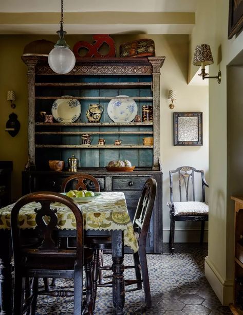 Robin Muir and Paul Lyon Maris Cotswolds house | House & Garden Palette House, Irish Kitchen, Cotswolds Cottage, Welsh Dresser, Corner Cupboard, Kitchen Dresser, Arts And Crafts House, Inviting Home, Country Furniture