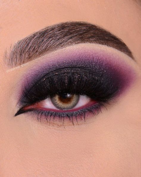 Darth Vader Makeup, Black Eyeshadow Looks, Darth Vader Girl, Goth Glamour, Star Wars Makeup, Pink Eyeshadow Look, Casual Goth, Plouise Makeup Academy, Goth Glam