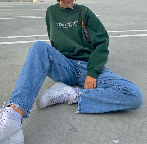 Green Hoddies Outfits Ideas, White Hoodie Outfit, Hoodie Outfit Aesthetic, Hoddies Outfits, Dark Green Hoodie, Converse Fits, Brandon Flynn, Drip Drop, Outfit Hoodie