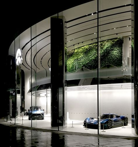 NIO HOUSE is a showroom gallery and members' clubhouse for the Electric Car Brand NIO. The Chinese name for NIO is "WeiLai", which translates to "the future." Our challenge was not to design a space that looked "futuristic" but rather to design a space capable of adapting to the future demands of the brand. For example, the vision of NIO required the space to accommodate the quickly evolving product line and flexibility to hold multiple events at one time with ease. Car Showroom Architecture, Automotive Showroom, Car Showroom Interior, Car Exhibition, Car Showroom Design, Luxury Garage, Design A Space, Architecture Inspiration, Chinese Name