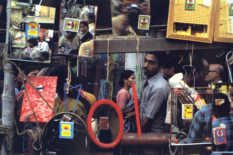 Pavement mirror shop, Howrah, West Bengal, 1991. © Raghubir Singh. Raghubir Singh, Steve Mccurry Photos, Mughal Paintings, Martin Parr, New York Museums, Mirror Shop, West Bengal, Colour Photograph, Photojournalism