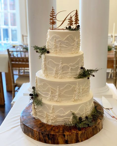 Woodsy Wedding Cake, Mountain Wedding Cake, Rustic Cakes, Western Wedding Cakes, Pictures Of Cakes, Wedding Cake White, Star Themed Wedding, Wood Wedding Cakes, White Buttercream