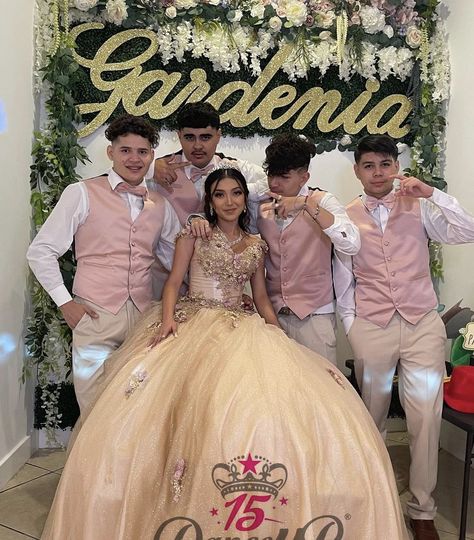 Rose Gold Tuxedo Quince, Blush Pink Quinceanera Chambelanes, 15 Chambelanes Suits, Quince Court Ideas, Champagne Quince Court, Rose Gold Quince Court, Pink Quinceanera Theme Chambelanes, Pink Quinceanera Chambelanes, Main Chambelan Outfits