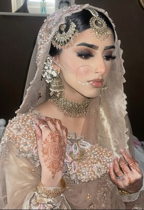 Nikkah Pakistani Bridal, Arab And Desi Wedding, Nikkah Bride Jewellery, Desi Bride Jewelry, Pakistani Wedding Hair, Nikkah Hairstyles Brides, Nikkah Makeup Looks, Desi Bridal Jewelry, Desi Wedding Jewelry