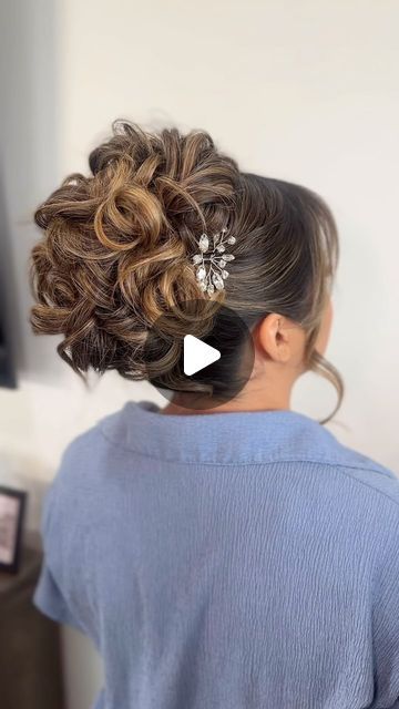 Wedding Hair Up Videos, Hair Up With Fascinator, Updos Tutorials Videos, Wedding Updos For Medium Hair Tutorial Videos, Hair Padding, Bridal Hair Bun Tutorial Videos, Bridal Updo Tutorial Videos, Face Framing Pieces, Bridesmaids Hairstyle