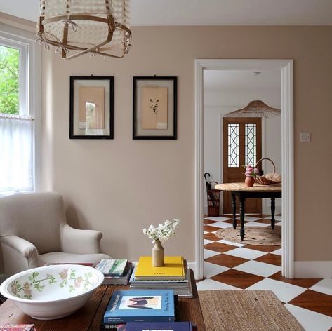 Edward Bulmer Natural Paint on Instagram: “'Lilac Pink' Living Room in the home of @alisoncoldridge. We think this is the perfect soft colour for this living space and we really do…” Pink Hallway, Edward Bulmer, Living Room Paint Color Ideas, Living Room Paint Color, Natural Paint, Checkerboard Floor, Paint Color Ideas, Beige Living Rooms, Pink Living Room