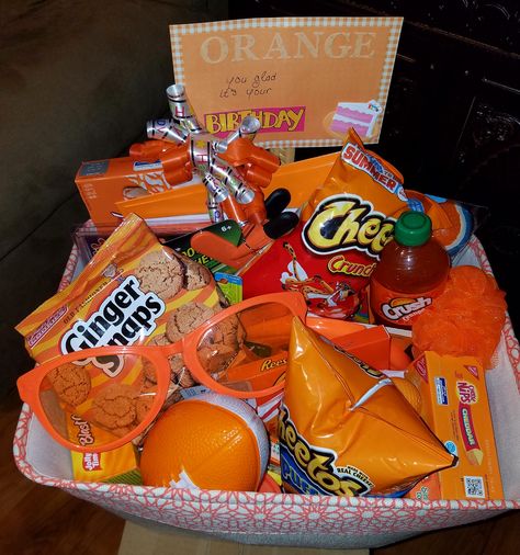 Color Themed Party Basket Orange, Color Party Basket Ideas For Adults, Orange Birthday Basket, Orange Themed Snack Basket, Color Theme Party Basket Orange, Orange Color Gift Basket Ideas, Rainbow Picnic Orange Food Ideas, Orange Food Basket, Basket Color Party