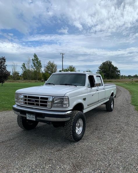 Old White Ford Truck, White Ford Truck, 4 Door Trucks, Old Ford Truck, Obs Truck, Fox Family, Ford Trucks F150, Life Goals Future, School Car