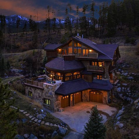 Big Beautiful Houses, Big Cabin, Big Cottages, Cabin Mansion, Cottage Core House, Cozy Houses, Warm Fireplace, Adventure Hiking, Wooden Cabins