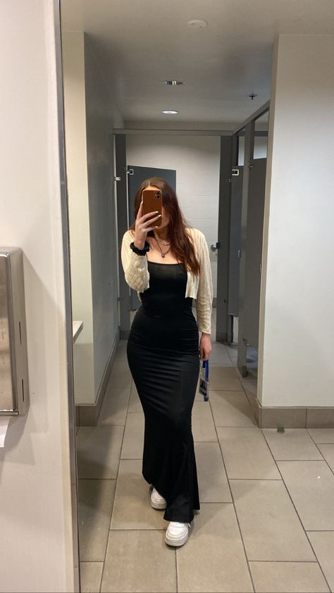 Aesthetic Bodycon Dress Outfit Casual, Black Long Bodycon Dress Outfit, Black Long Sleeve Dress Aesthetic, Outfits Vestidos Largos, Long Black Dress Aesthetic Casual, Black Bodycon Dress Aesthetic, Fancy Dinner Outfit Winter, Bodycon Outfits, Body Con Dress Outfit