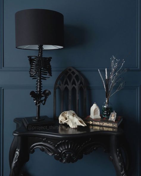 Victorian Gothic Decor Diy, Dark Victorian Living Room, Modern Gothic Living Room, Gothic Decor Diy, Gothic Living Room Ideas, Gothic Living Rooms, Dark Bedroom Ideas, Accent Room, Victorian Gothic Decor