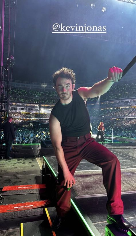 Kevin Jonas, Jonas Brother, Star Quotes, Hot Dads, Joe Jonas, Fire Fits, Jonas Brothers, Concert Outfit, Justin Bieber