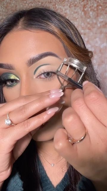 Lash Curler Eyeshadow Hack, Enchanted Forest Makeup, Eye Magic, Simple Eyeshadow, Cut Crease Makeup, Lash Curler, Green Makeup, Green Eyeshadow, Makeup For Beginners