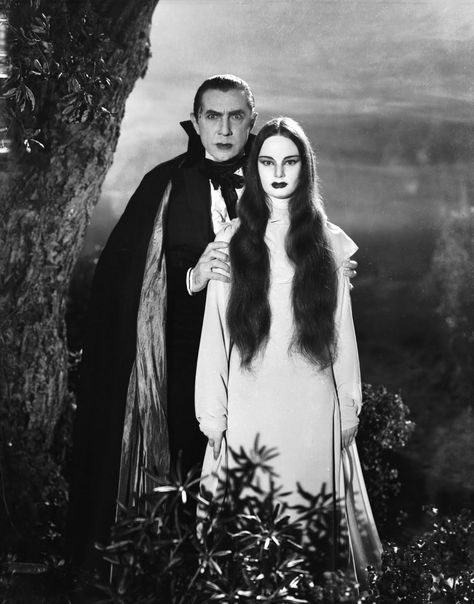 Bela Lugosi and Carol Borland in “Mark of the Vampire” 1935 Mark Of The Vampire, Vampire Movies, Bela Lugosi, Isla Fisher, Film Horror, Vampires And Werewolves, Famous Monsters, Retro Horror, Classic Horror Movies