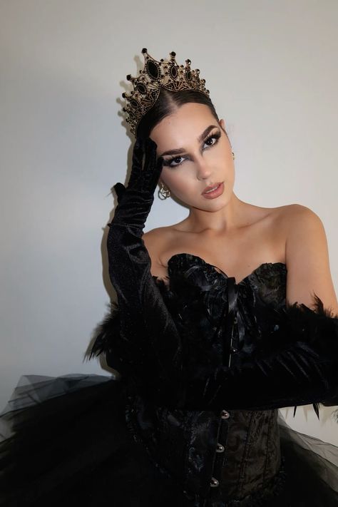 Black Swan Gown, Halloween Inspo For Brunettes, College Halloween Costume Brunette, Halloween Ideas Brunette, Black Swan Inspired Makeup, Halloween Costume Black Corset, Black Swan Costume Makeup, Black Swan Outfits Inspired, Black Swan Make Up