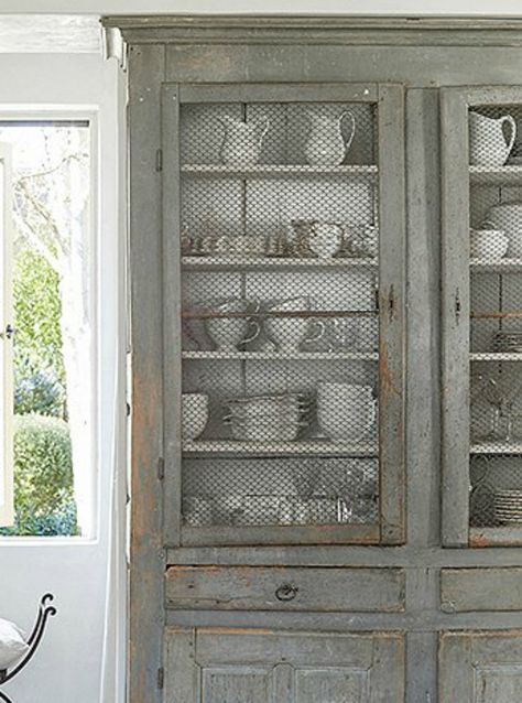 Beautiful French antique country cupboard with chicken wire and white dishes on shelves Hoosier Cabinet Decorating Ideas, Swedish Colors, Farmhouse Kitchen Decorating Ideas, French Country Hutch, Antique Kitchen Cupboard, Chicken Wire Cabinets, Farmhouse Hutch, Country Cupboard, Country Style Interiors