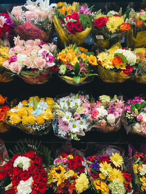 Flowers Grocery Store, Flower Store Aesthetic, Flowers In Buckets, Grocery Flowers, Store Bought Flowers, Grocery Store Bouquet, Grocery Store Aesthetic, Romanticing Life, Supermarket Flowers