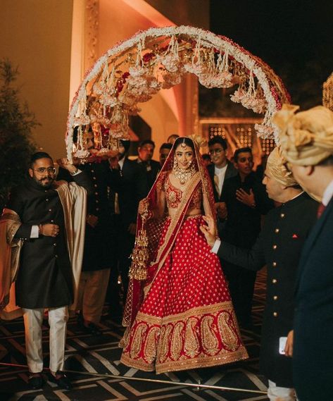 Unique Bridal Entry Chadar Ideas Fool Chadar For Bride, Bridal Entry Ideas Indian Royal, Phoolon Ka Chaddar Ideas, Barat Entry Ideas, Indian Bride Entry Ideas, Unique Wedding Ideas Indian, Unique Bride Entry Indian Wedding, Phoolon Ka Chaddar, Bridal Chaddar