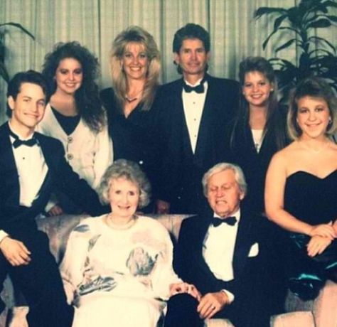 Kirk Cameron, his sister Melissa, mom Barbara, dad Robert, sister Candace, sister Bridgette and his grandparents in 1990. Kirk Cameron Family, 90s Tv Shows, Kirk Cameron, Cameron Bure, House Family, Candace Cameron, Candace Cameron Bure, Young Celebrities, Fact Families