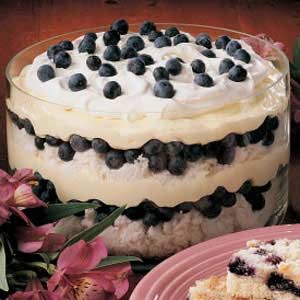 Lemon Blueberry Trifle, Lemon Trifle, Blueberry Trifle, Dessert Crepes, Blueberry Delight, Lemon Pie Filling, Impressive Desserts, Trifle Desserts, Dessert Simple