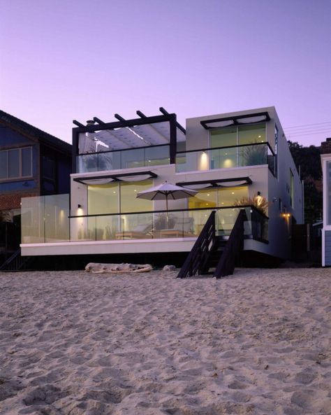 urban spa house 1 - Trendir California Beach House Decor, House On The Beach, Beautiful Beach Houses, California Beach House, Malibu Beach House, Dream Beach Houses, Malibu Beaches, Modern Beach House, Beach House Interior