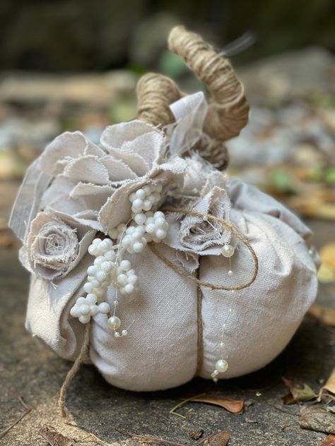 Grab your drop cloth and make this easy pumpkin with me. No -sew pumpkin . Learn how to make easy flowers Easy Fabric Flowers, Shabby Chic Pumpkins, Elegant Fall Decor, Miss Candy, Pumpkin Fabric, Deco Halloween, Old Facebook, Easy Flowers, Pumpkin Diy