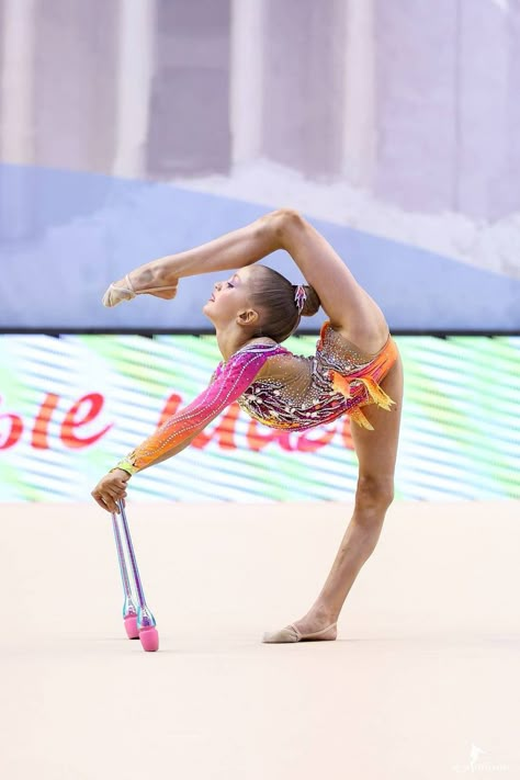 Gymnastics Apparatus, Gymnastics Academy, Yoga Poses Photography, Gymnastics Poses, Gymnastics Pictures, Artistic Gymnastics, Dance Tips, Rhythmic Gymnastics, Gymnastics Leotards