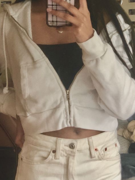 White Crop Zip Hoodie Outfit, Creme Zip Up Hoodie Outfit, White Zip Up Jacket Outfit, White Zipper Hoodie Outfit, White Cropped Hoodie Outfit, Cropped Zipper Hoodie Outfit, White Cropped Zip Up Hoodie Outfit, White Zip Up Outfit, Crop Top Sweatshirt Outfit