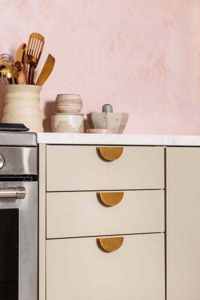 sage kitchen cabinets + brass half moon pulls Rental Kitchen, Cool Coffee, Kitchen Cabinet Hardware, Kitchen Hardware, Cabinet Handle, Pink Kitchen, Cool Coffee Tables, Trendy Kitchen, Kitchen Fixtures