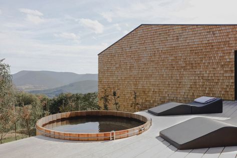 Reiulf Ramstad builds 14 wooden cabins for hotel 48°Nord in Breitenbach Hot Tub In Deck, Landscape Hotel, Round Hot Tub, Modern Outdoor Spaces, Tub Pools, Wooden Cabins, Built In Furniture, Travel Hotel, Loire Valley