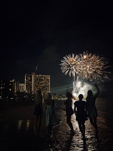 Beach Fireworks, The Beach With Friends, Beach Vacation Pictures, Beach With Friends, Fireworks Photo, Beach At Night, Sister Photos, Beach Friends, Vacation Pictures