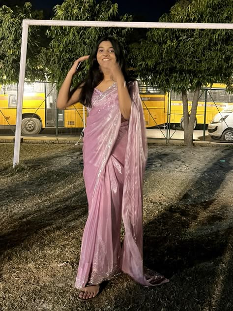 Organza Sarees For Farewell, School Fearwell Look Saree, Pink Farewell Saree, Aesthetic Farewell Saree, Farewell Saree Inspo Aesthetic, Farewell Saree Aesthetic, Pink Saree For Farewell, Farewell Sarees Colleges Chiffon, School Farewell Outfit Ideas