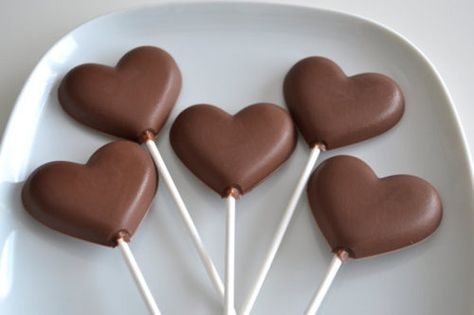 valentine's day yummies! Chocolate Lollipops, Chocolate Hearts, Love Chocolate, Homemade Chocolate, I Love Food, Cake Pops, The Words, Lollipop, Good Eats