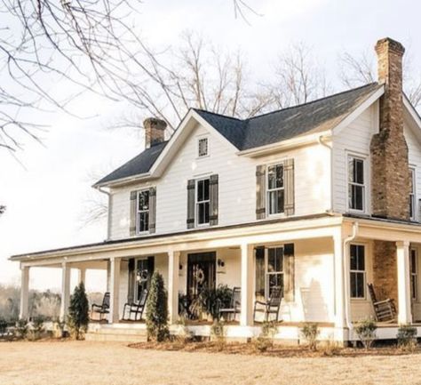 Colonial Style Farmhouse, Vintage Home Exterior Old Houses, 1800s House Exterior, Classic White Farmhouse, Classic Farmhouse Exterior, Farmhouse Design Exterior, 1800s Farmhouse, Paradise House, Farmhouse Exteriors