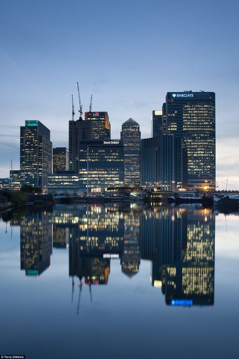 Zakcore Aesthetic, Early Evening Aesthetic, 2023 Reflection, Canary Wharf Wallpaper, Canary Wharf Aesthetic, Urban Wallpaper, London Financial District, Canary Wharf Photography, City Aesthetic London Night