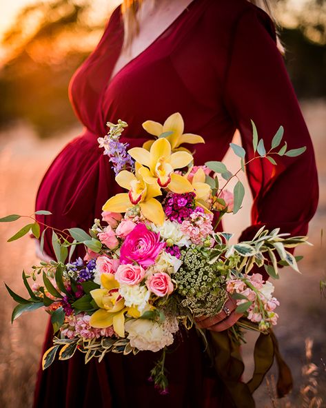 Maternity Poses With Flowers, Maternity Shoot With Flower Bouquet, Floral Maternity Shoot, Summer Maternity Photos, Photo Bouquet, Fall Maternity Photos, Maternity Photography Poses Outdoors, Maternity Photo Outfits, Maternity Photography Poses Pregnancy Pics