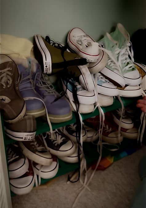 Converse Shoe Collection, Shoes Aesthetic Collection, Charlie Spring Clothes, Converse Collection Aesthetic, Charlie Spring Outfits Heartstopper, Charlie Spring Aesthetic Clothes, Charlie Spring Outfits, Heart Stopper Aesthetic, Old Converse Aesthetic