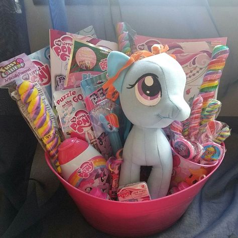 Unicorn Gift Basket, My Little Pony Gifts, Princess Gift Basket, Piglet Disney, Mlp Merch, Creative Easter Baskets, Pony Gift, My Little Pony Cake, My Little Pony Collection