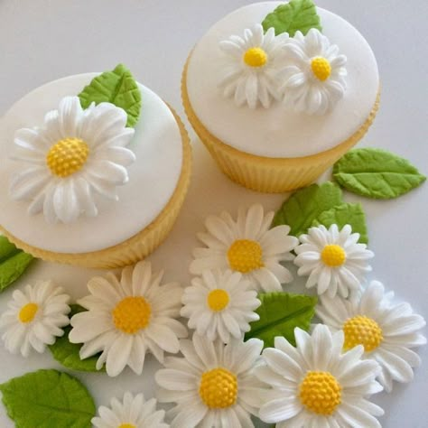 Pipping Ideas, White Treats, Cupcake Image, Design Cupcakes, Cookie Flowers, Sugarpaste Flowers, Flower Cake Decorations, Daisy Cake, Sugar Paste Flowers