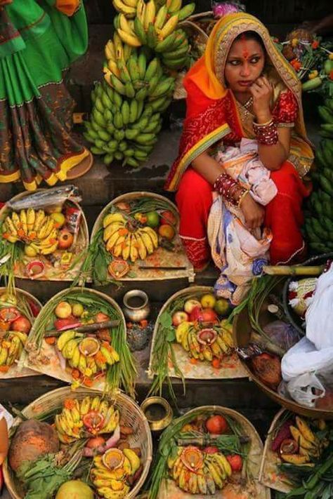 Happy Chhath Puja, Amazing India, Into The West, Festivals Of India, Robert Doisneau, Rural India, India Culture, India Photography, India Colors