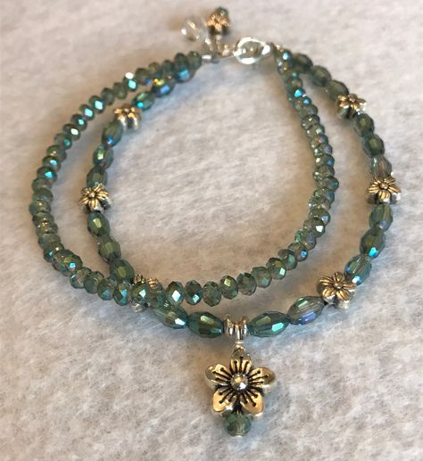 Bead Charms Diy, Dainty Bracelet, Crystal Beads Bracelet, Teardrop Beads, Flower Beads, Bracelets Handmade Beaded, Dainty Bracelets, Strand Bracelet, Jewelry Inspo